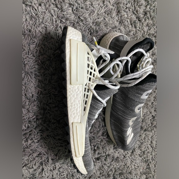 ADIDAS CLOUDS  x Pharrell Williams - Picture 2 of 7